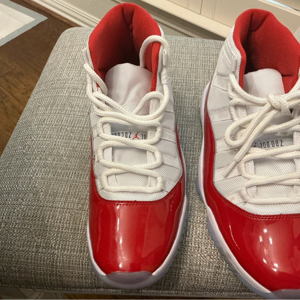 AIR JORDAN 11 RETRO CHERRY IN BOX
Like new